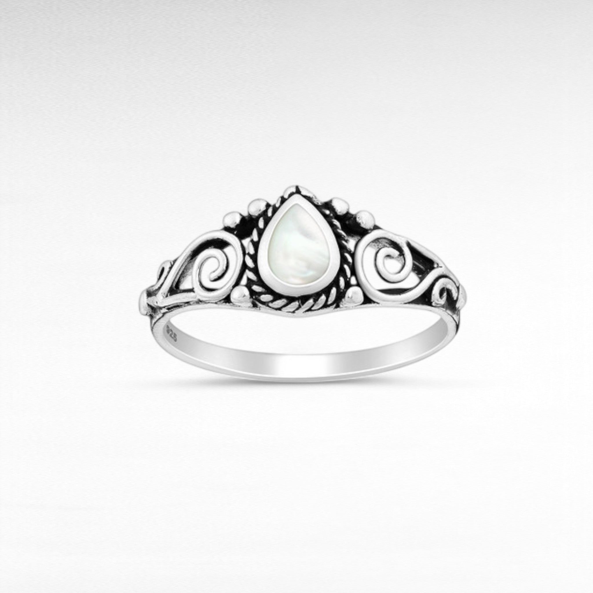 Sterling Silver Ring Decorated With Shell