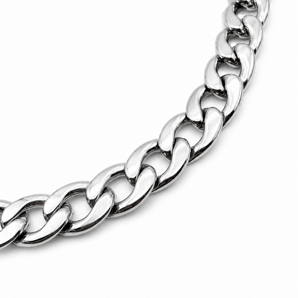 Close up of 11.5mm stainless steel curb chain links polished finish