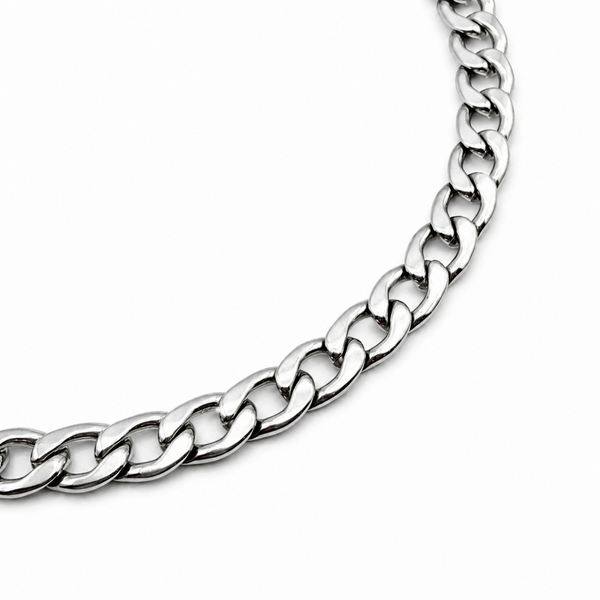 Close up detail of 9mm stainless steel curb chain links polished finish